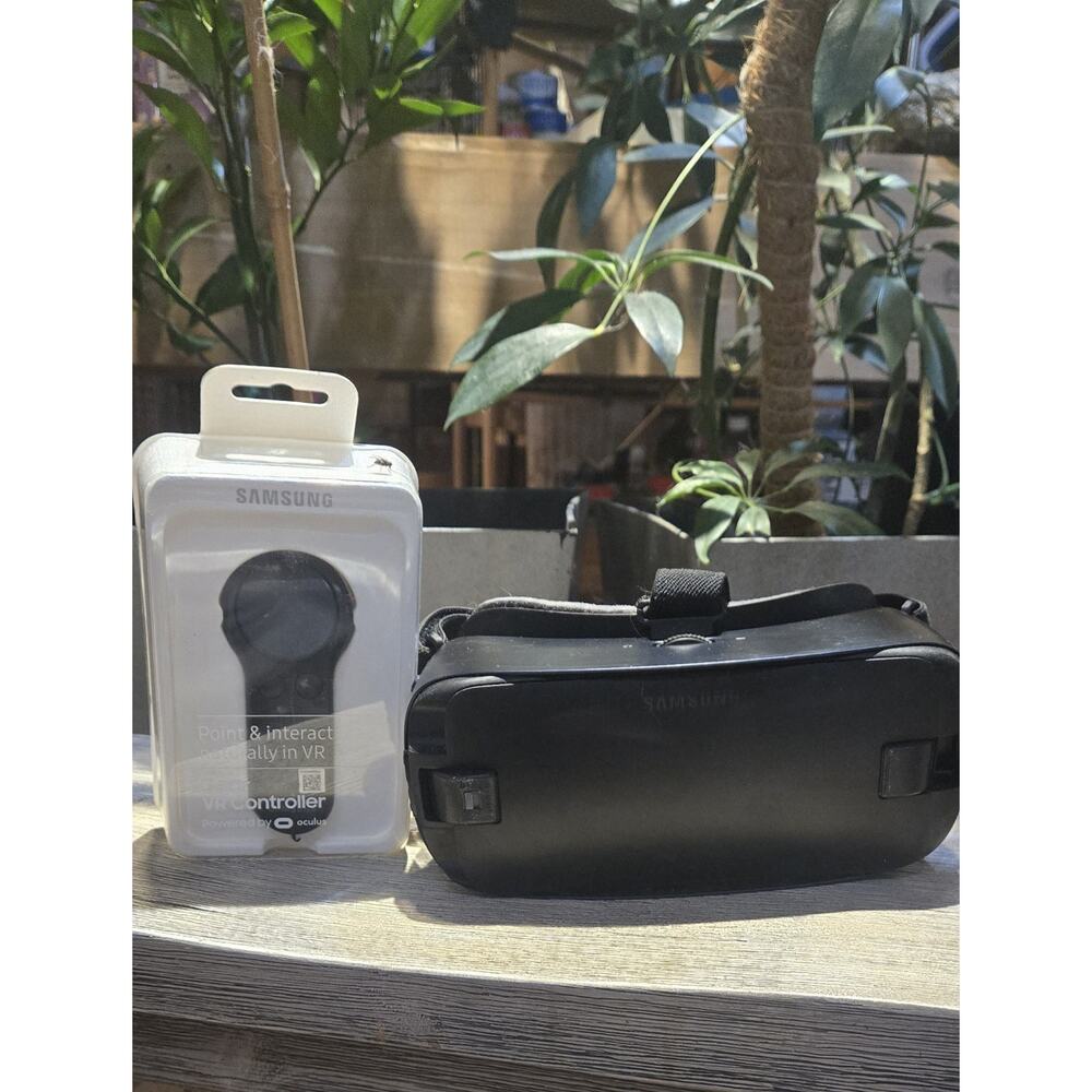 Samsung Gear VR Headset With Controller